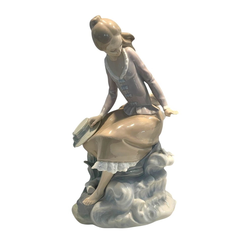 Lladro Girl with Fish at the Seaside Porcelain Figurine 4918 Retired 1985 Mint